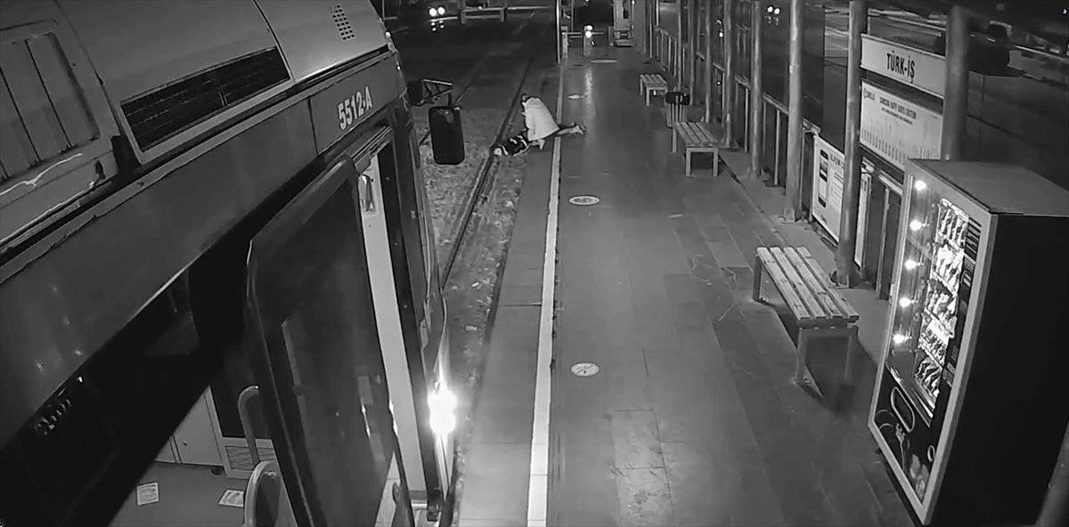 Samsun'da bayılan yolcu raylara düştü