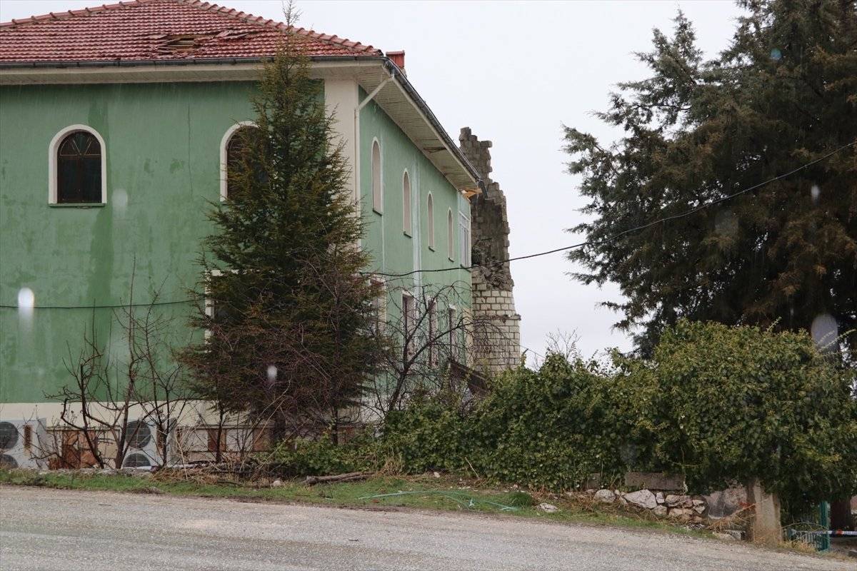 Burdur'da yıldırım düşen minare yıkıldı