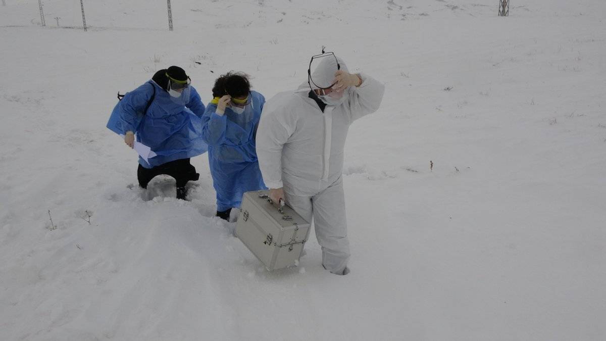 Muş'ta aracı yolda kalan sağlıkçılar, yürüyerek aşı yapmaya gitti