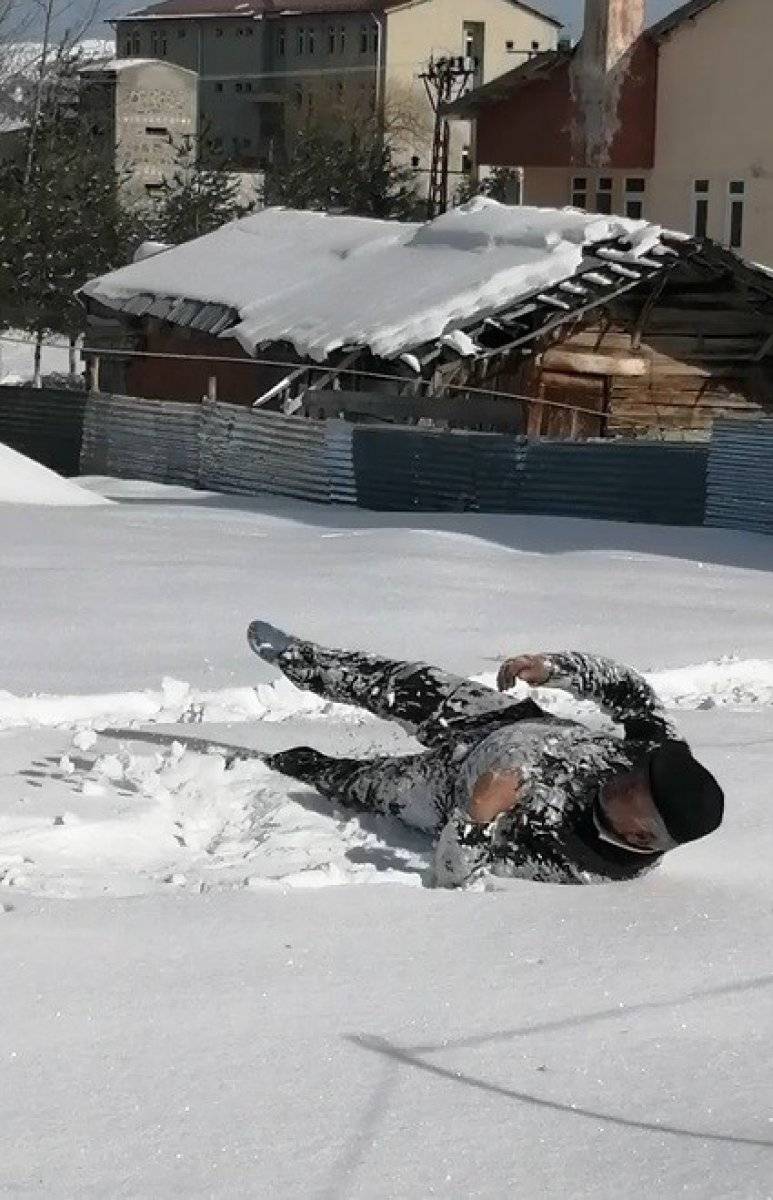 Tokat'ta yaşlı adam karda süründü, yuvarlanarak eğlendi