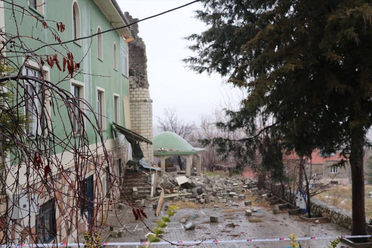 Burdur'da yıldırım düşen minare yıkıldı