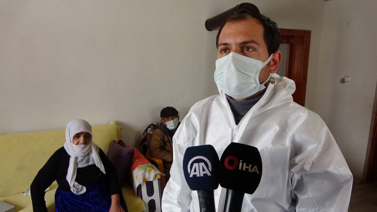 Muş'ta aracı yolda kalan sağlıkçılar, yürüyerek aşı yapmaya gitti