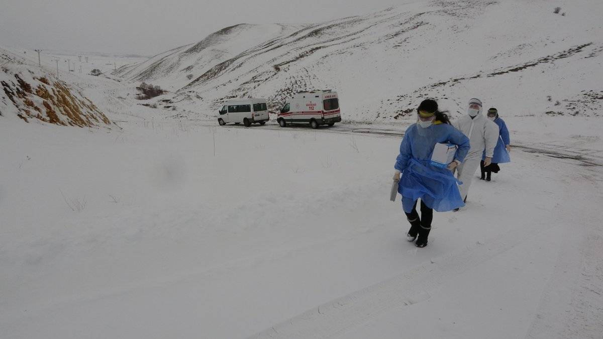 Muş'ta aracı yolda kalan sağlıkçılar, yürüyerek aşı yapmaya gitti