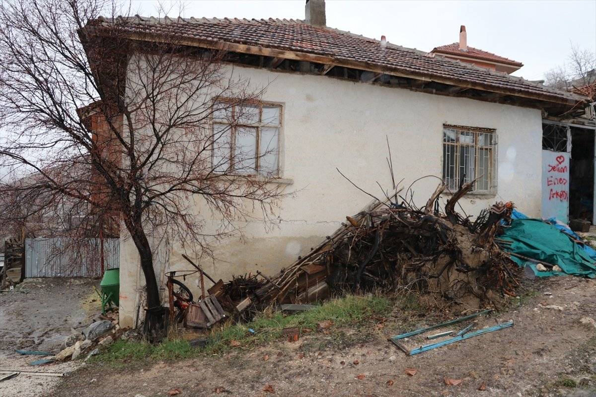 Burdur'da yıldırım düşen minare yıkıldı