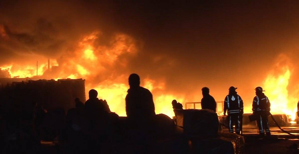 Esenyurt'ta plastik fabrikası yandı