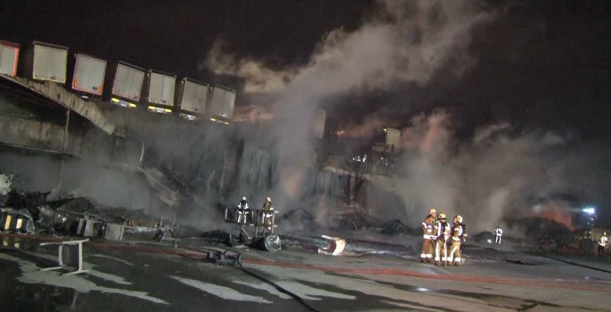 Esenyurt'ta plastik fabrikası yandı