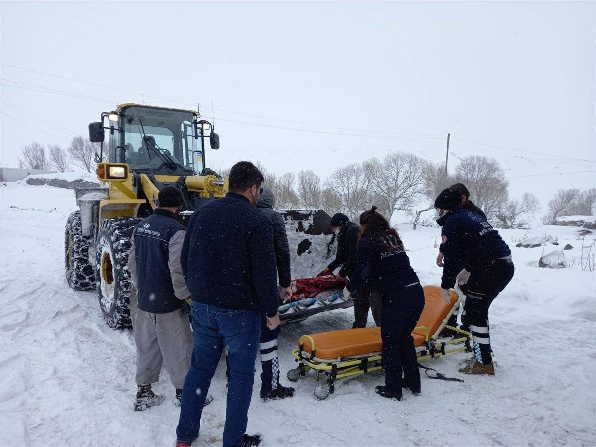 Kars'ta hastayı iş makinasının kepçesinde taşıdılar