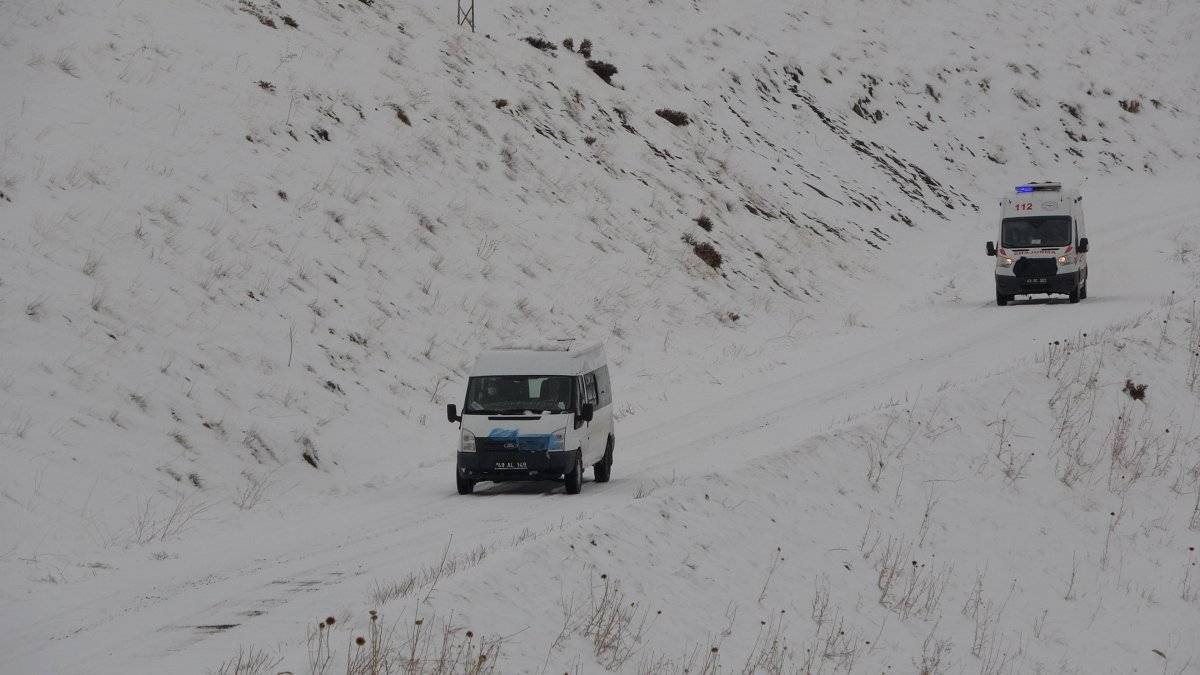 Muş'ta aracı yolda kalan sağlıkçılar, yürüyerek aşı yapmaya gitti