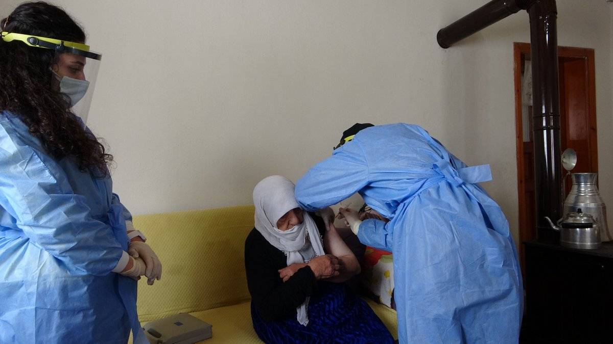 Muş'ta aracı yolda kalan sağlıkçılar, yürüyerek aşı yapmaya gitti