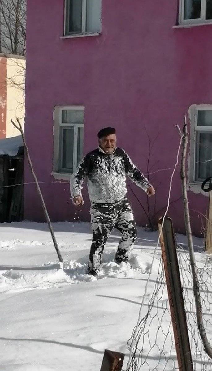 Tokat'ta yaşlı adam karda süründü, yuvarlanarak eğlendi