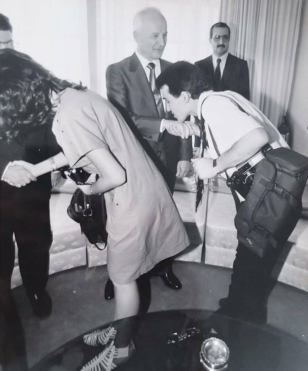 Süleyman Sarılar'ın, Kenan Evren'in elini öperken çekilen fotoğrafı