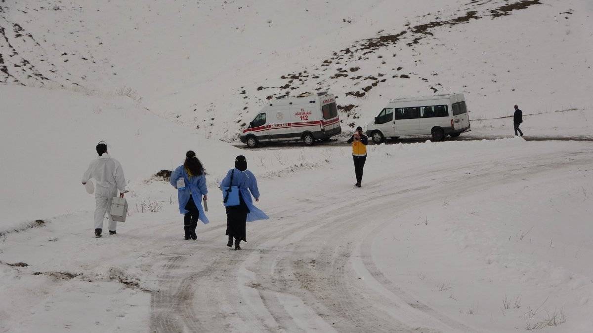 Muş'ta aracı yolda kalan sağlıkçılar, yürüyerek aşı yapmaya gitti