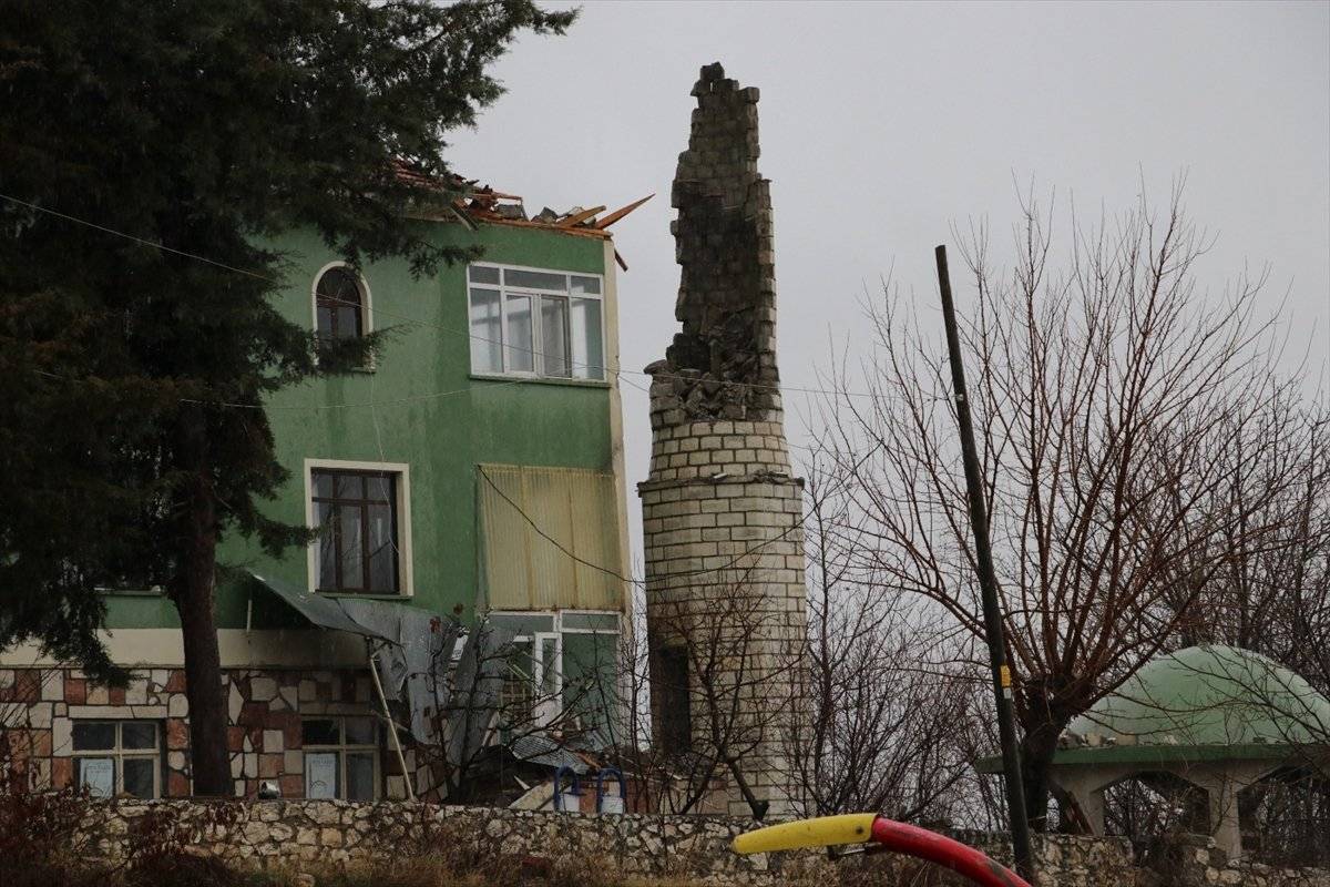 Burdur'da yıldırım düşen minare yıkıldı