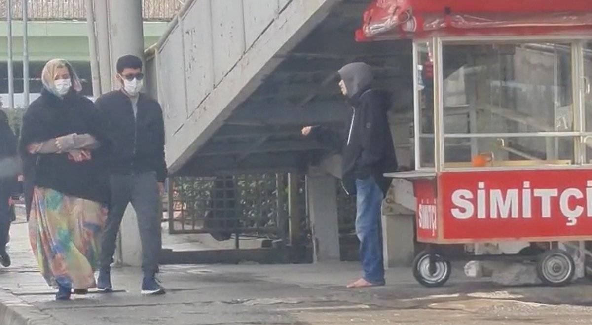 İstanbul'da dilenci çocuklar, çıplak ayak oyunu yaptı