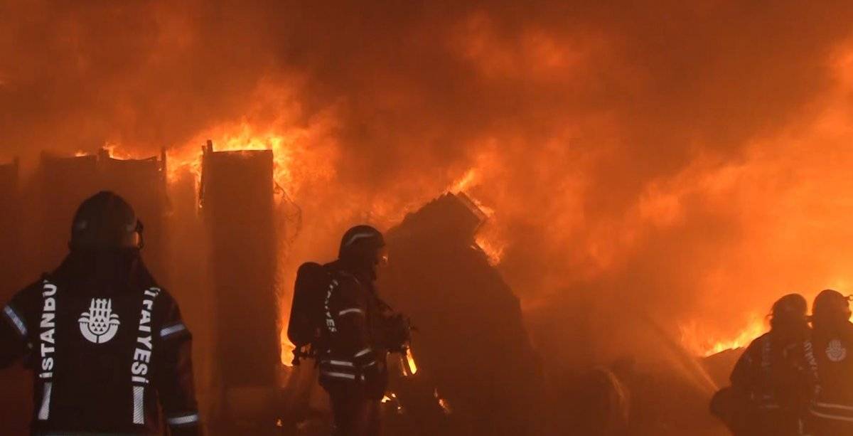 Esenyurt'ta plastik fabrikası yandı