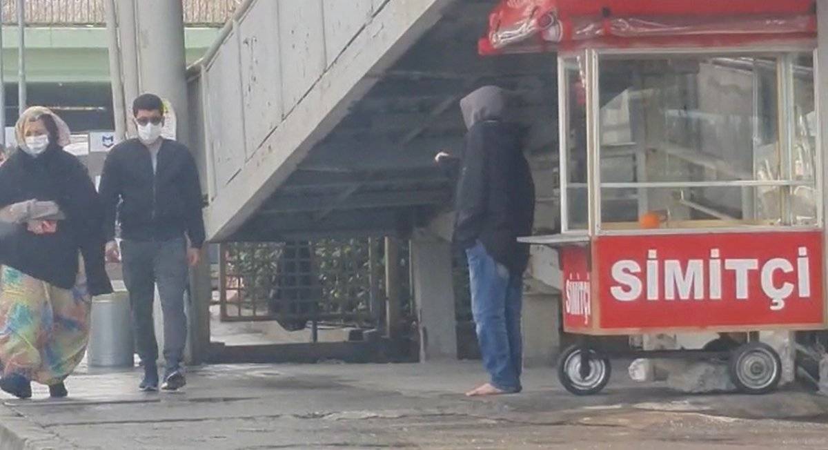 İstanbul'da dilenci çocuklar, çıplak ayak oyunu yaptı