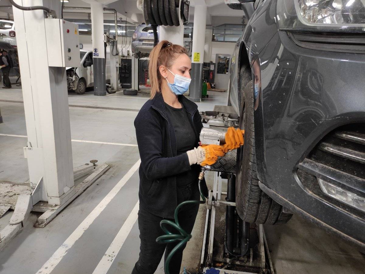Denizli'de üniversite öğrencisi kız, 18 yıldır oto tamirciliği yapıyor