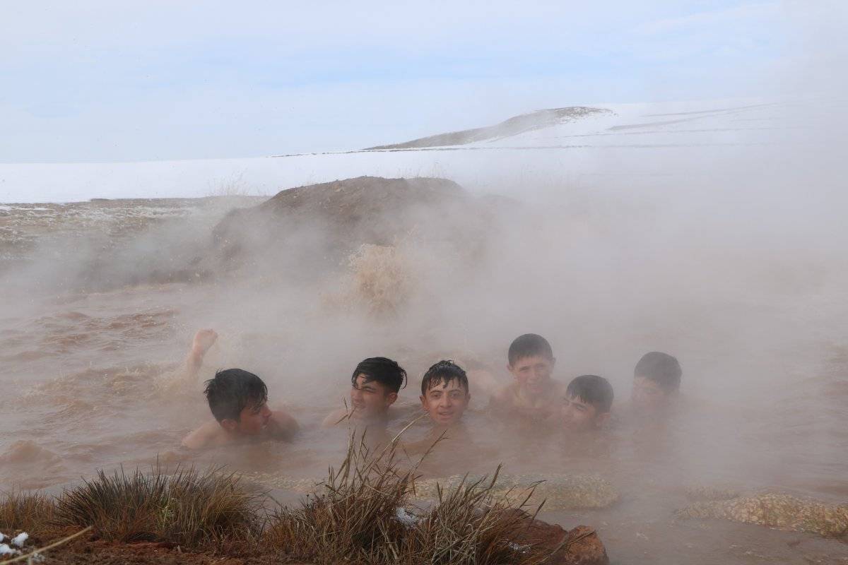 Sivas’ta dondurucu soğukta doğal jakuzi keyfi