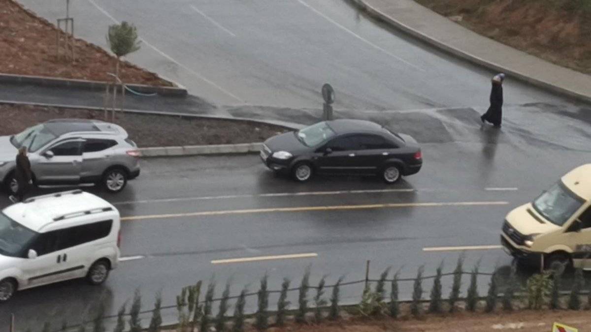 Başakşehir'de kadını zorla aracına bindirmek isteyen adam kamerada