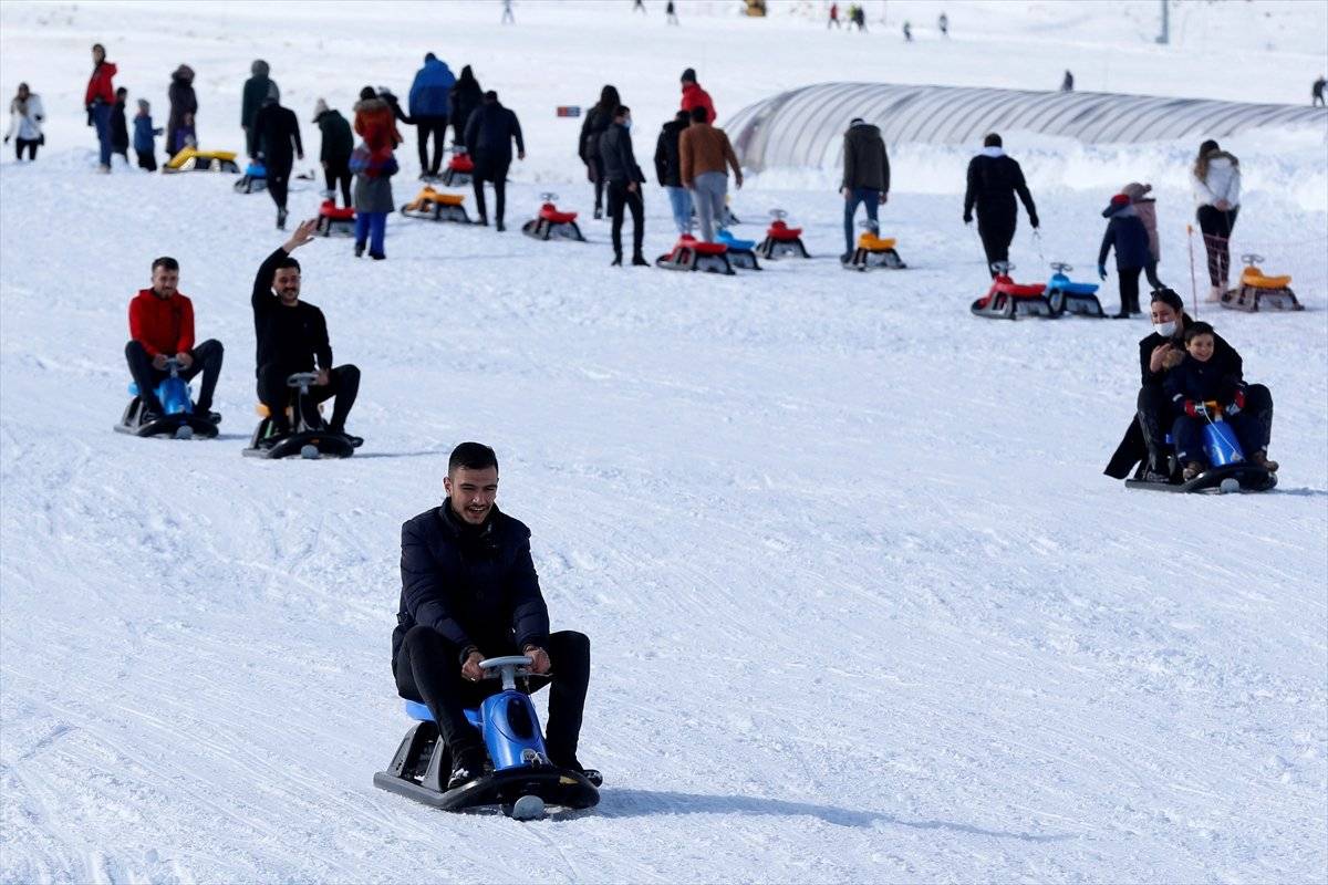 Erciyes Kayak Merkezi'nde hafta sonu yoğunluğu