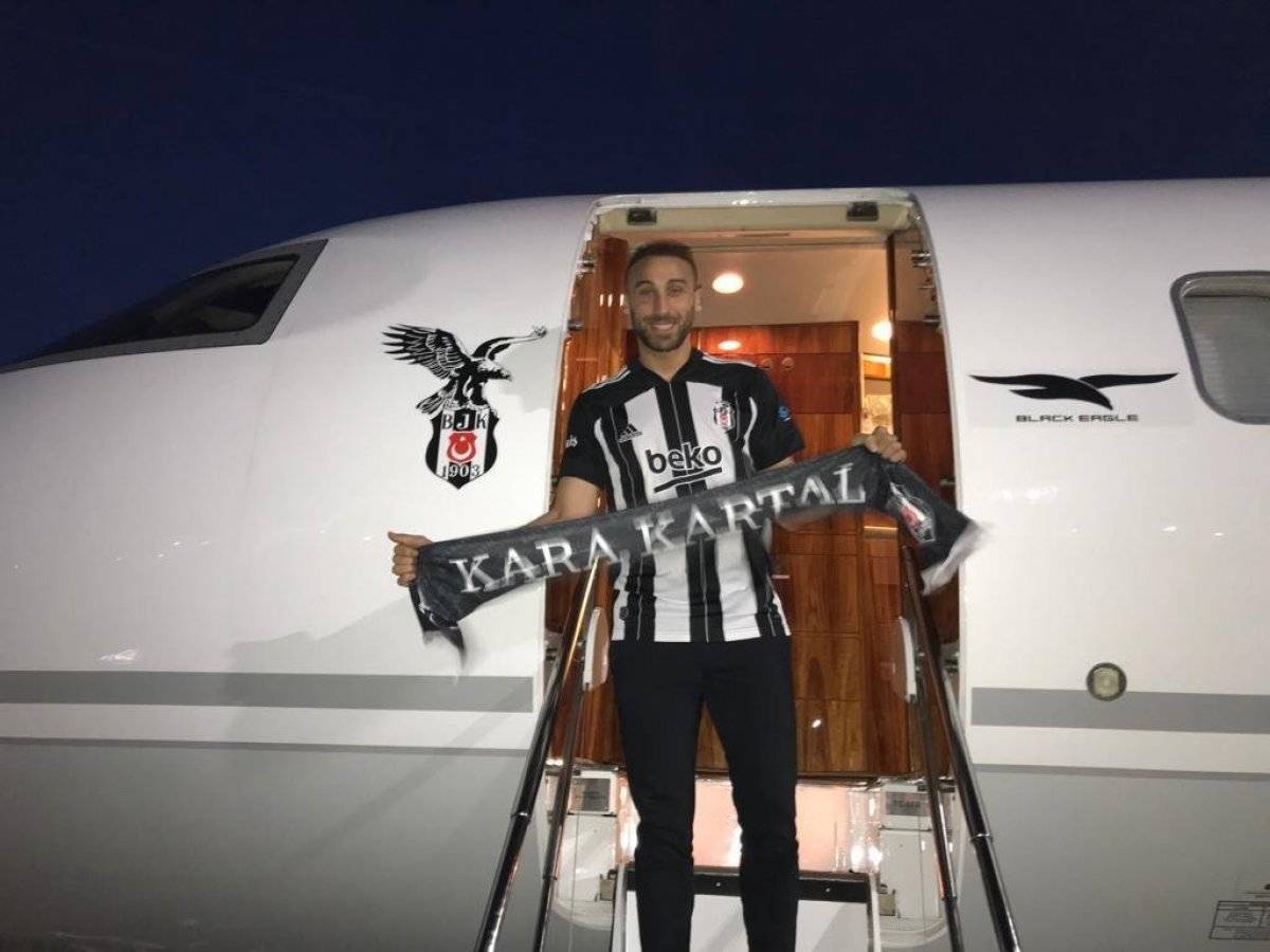 Cenk Tosun, Beşiktaş formasıyla poz verdi