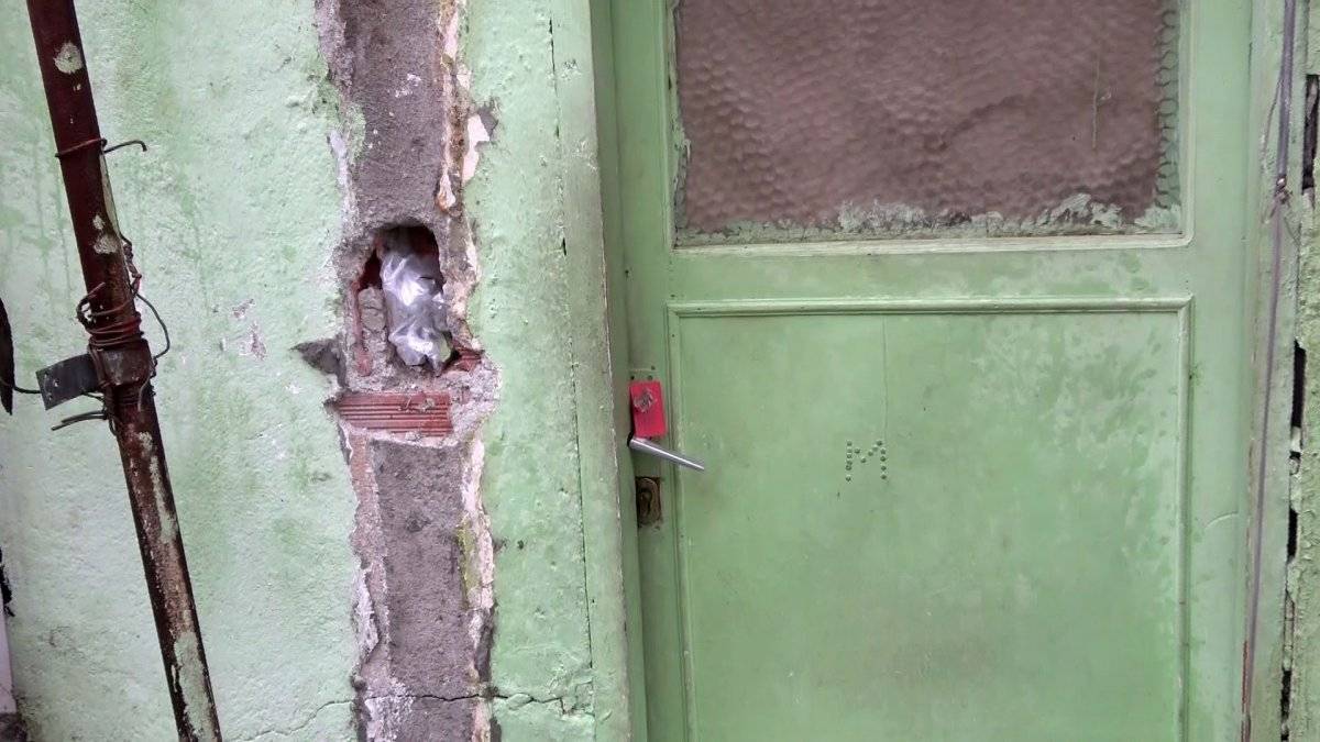 Arnavutköy’de kaldırım çöktü, bir bina boşaltılarak mühürlendi