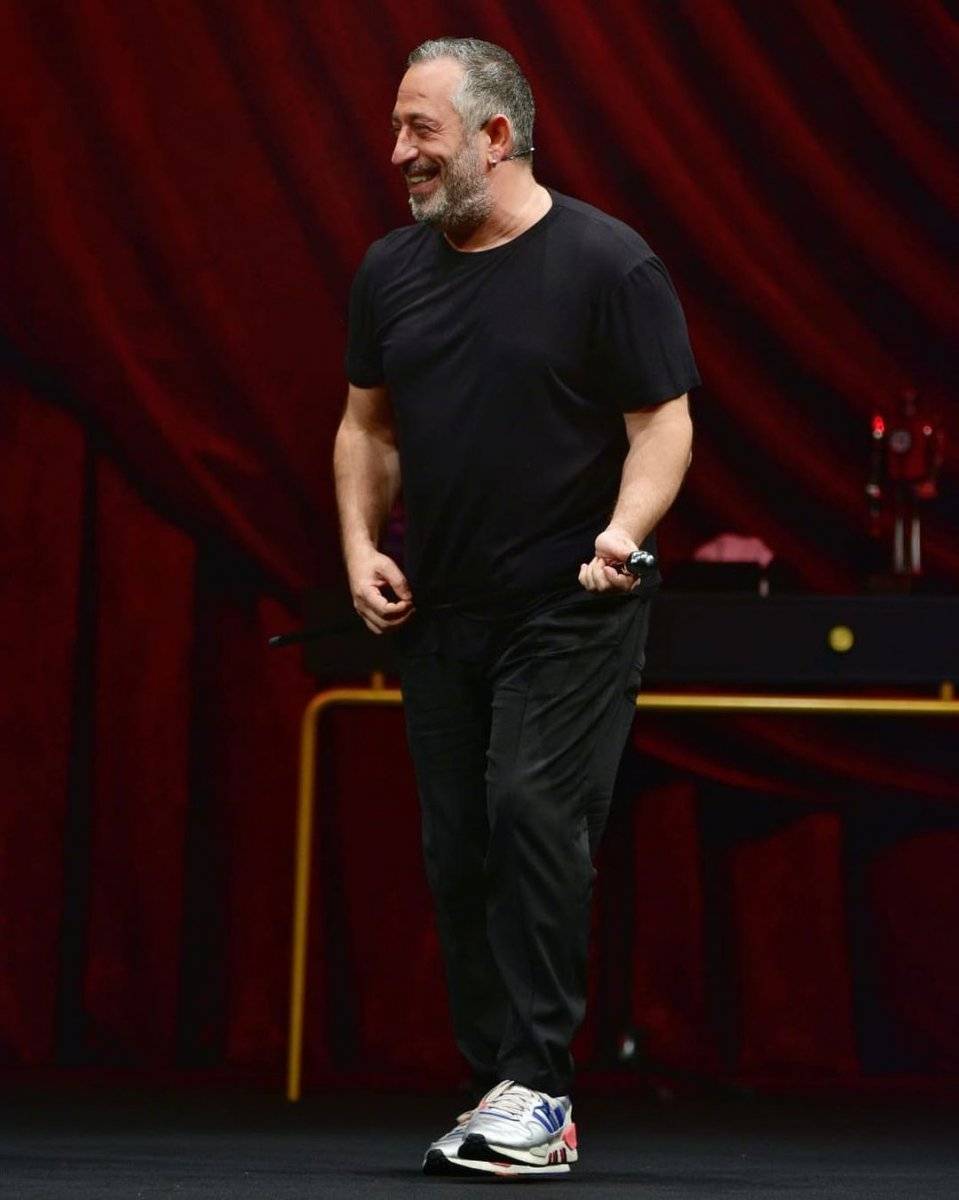 Serenay Sarıkaya, Cem Yılmaz'ın paylaşımını beğendi