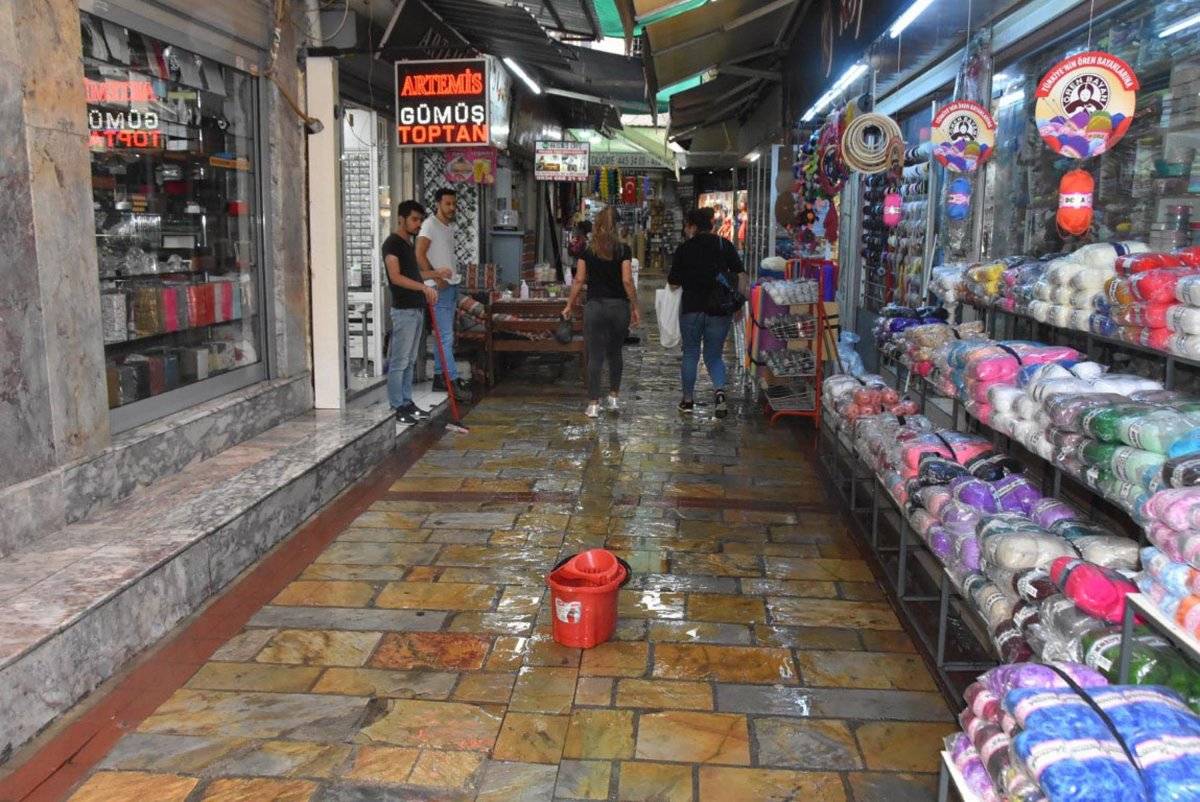 İzmir'deki Kemeraltı Çarşısı, her yağmurda su altında