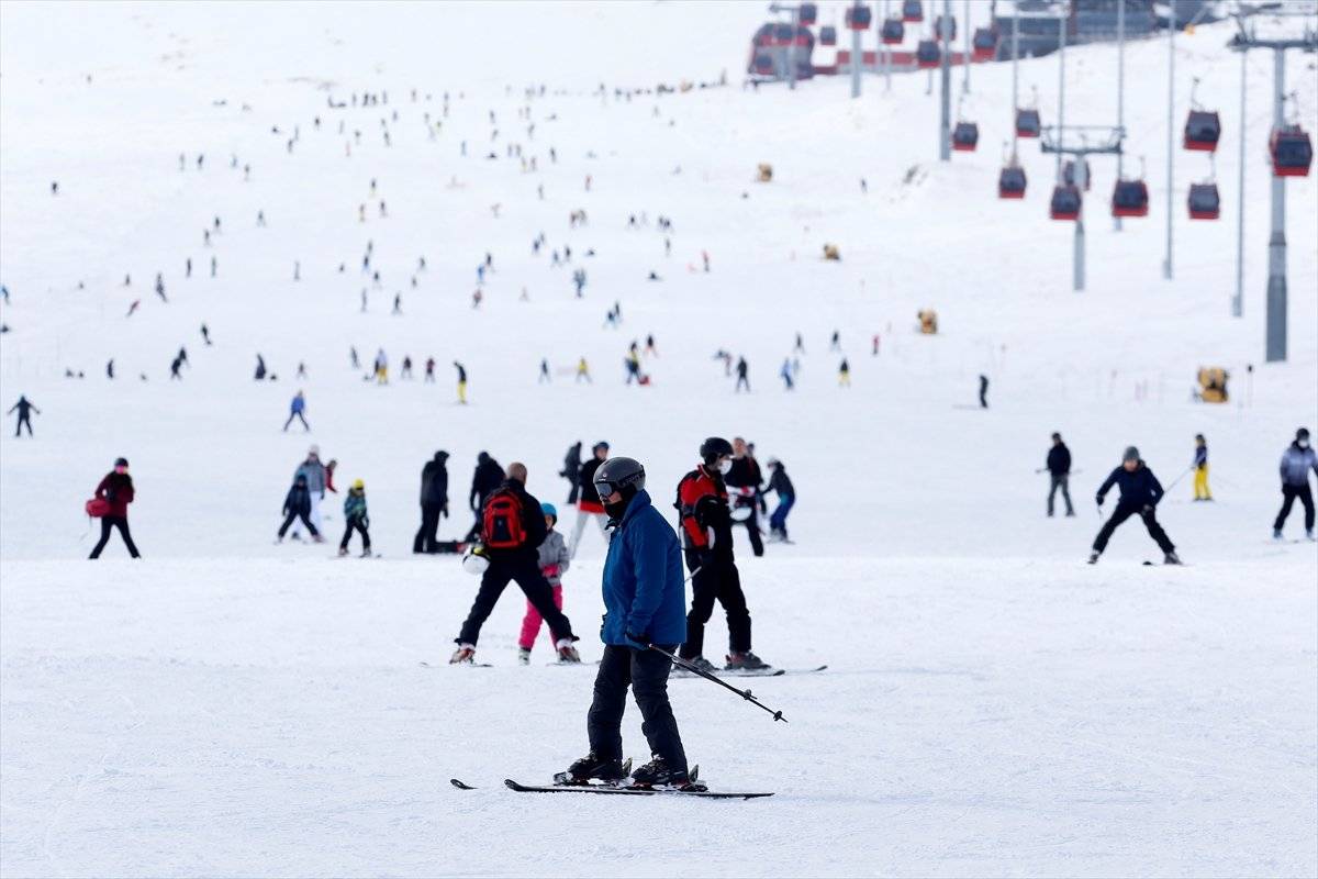 Erciyes Kayak Merkezi'nde hafta sonu yoğunluğu