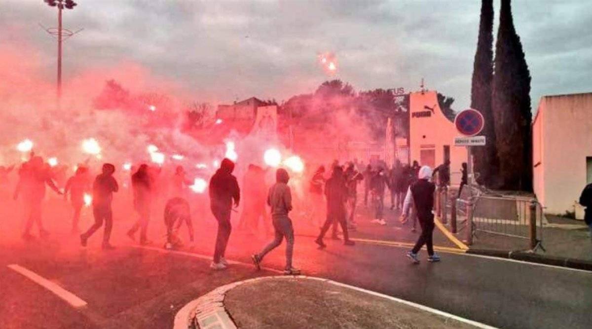 Marsilyalı taraftarlar, tesisleri basıp ortalığı ateşe verdi