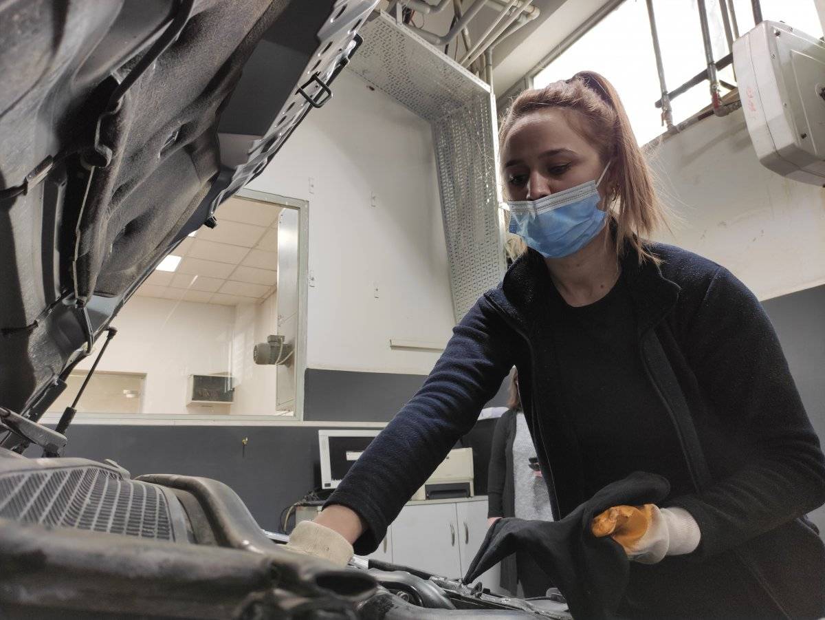 Denizli'de üniversite öğrencisi kız, 18 yıldır oto tamirciliği yapıyor