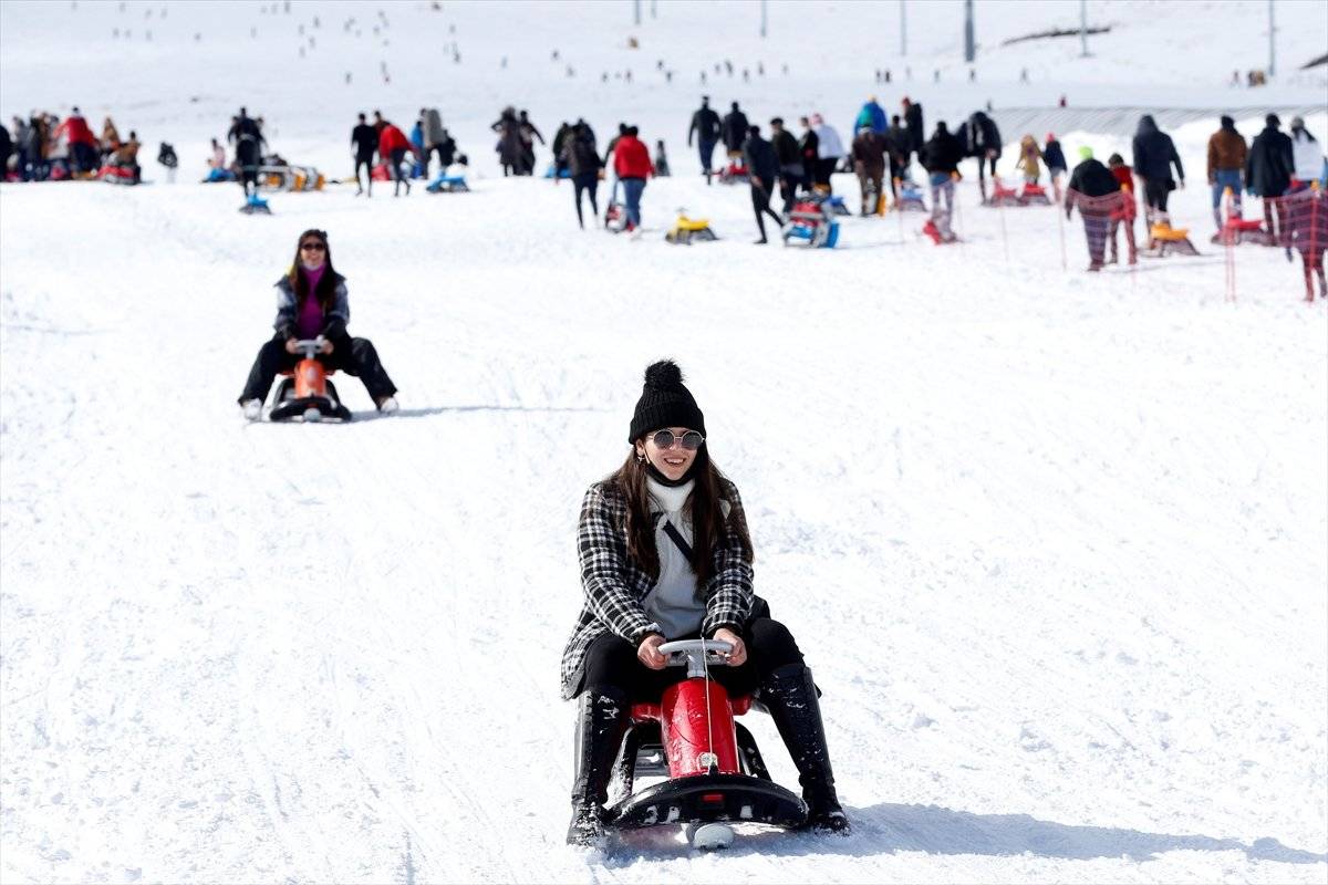 Erciyes Kayak Merkezi'nde hafta sonu yoğunluğu
