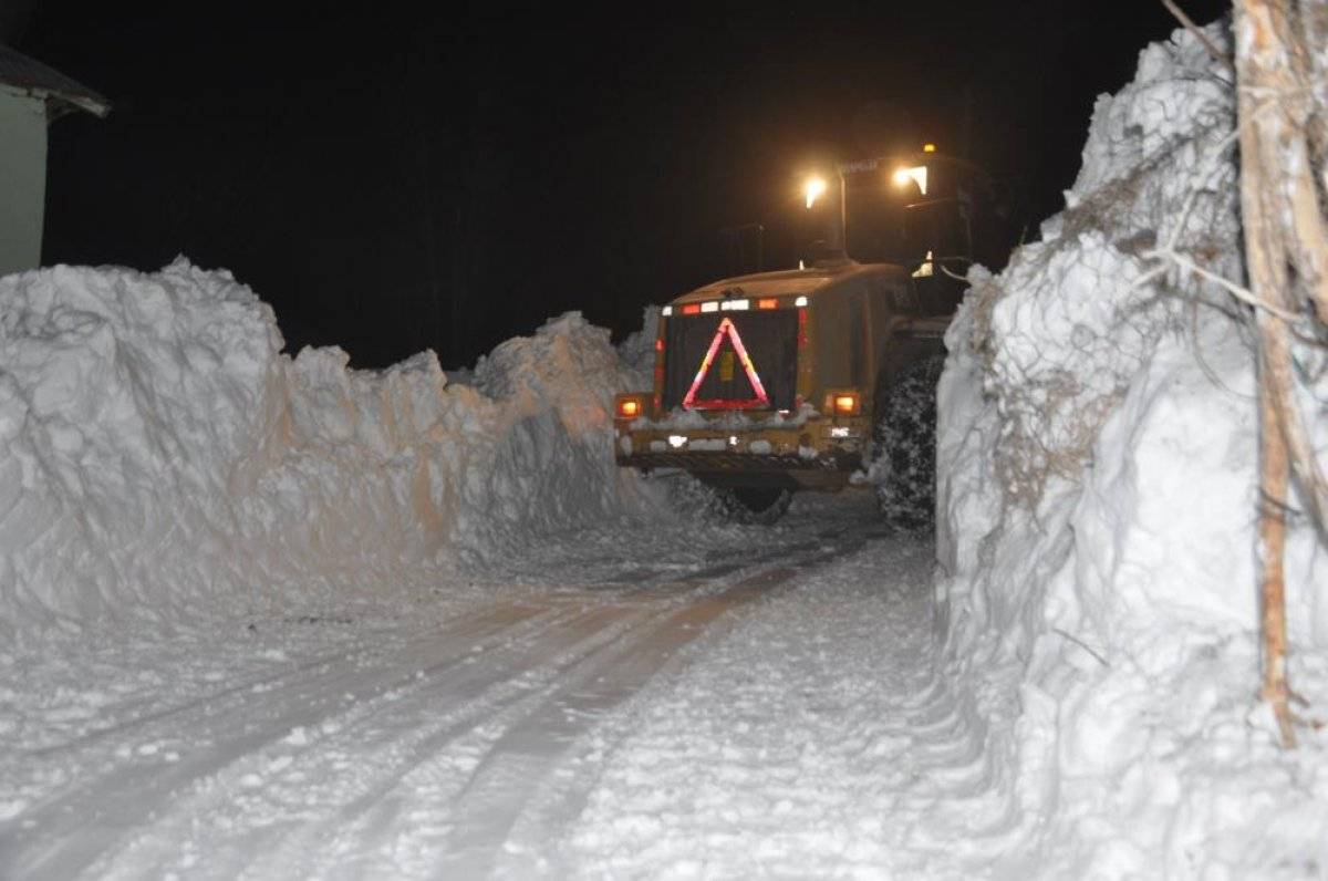 Hakkari'de karlı yolları açıp 76 yaşındaki hastaya ulaştılar