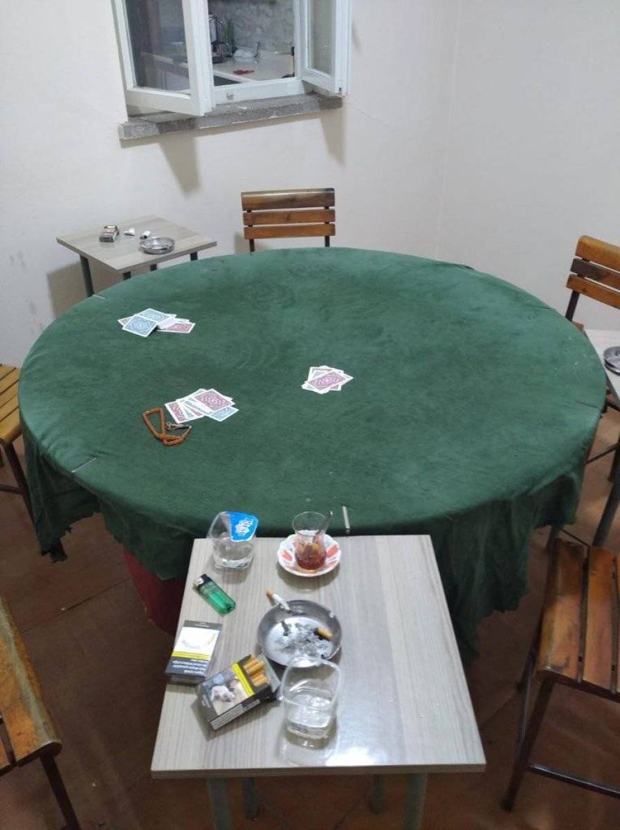 İzmir'de kumarhaneye çevrilen eve polis baskın