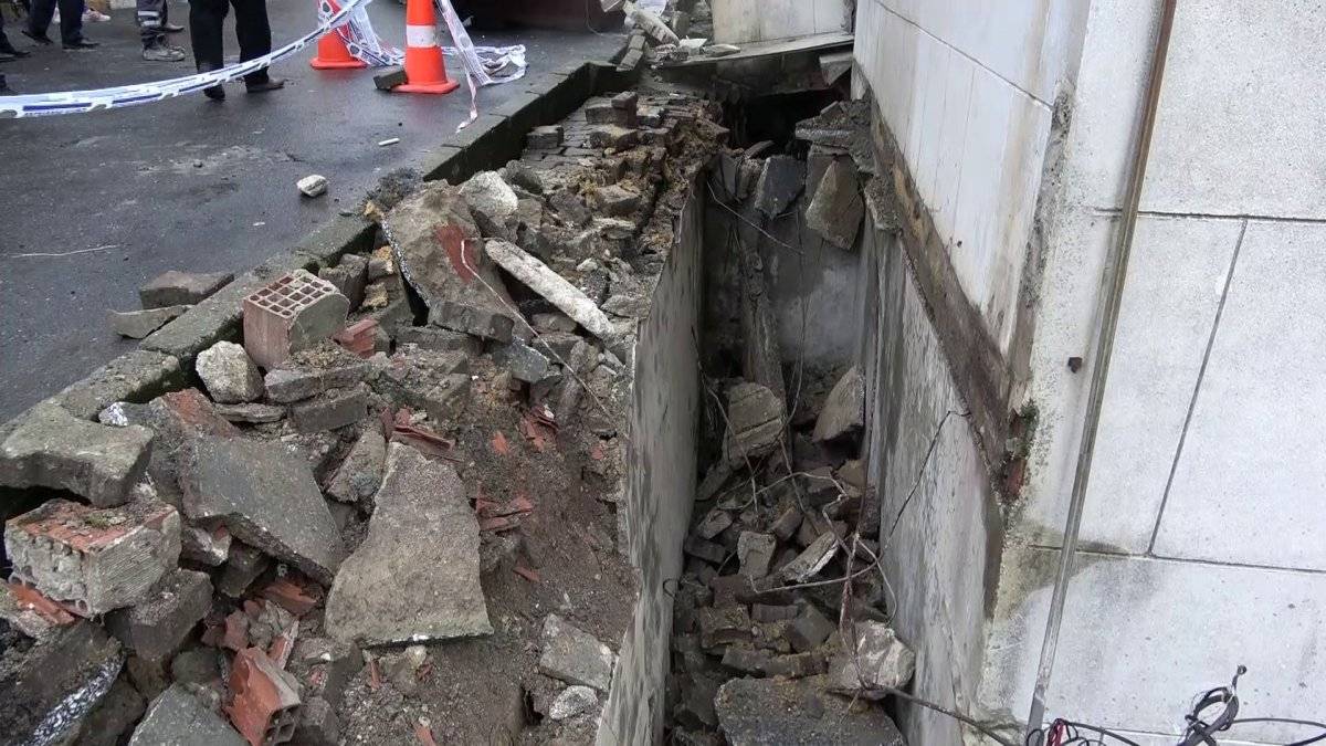 Arnavutköy’de kaldırım çöktü, bir bina boşaltılarak mühürlendi
