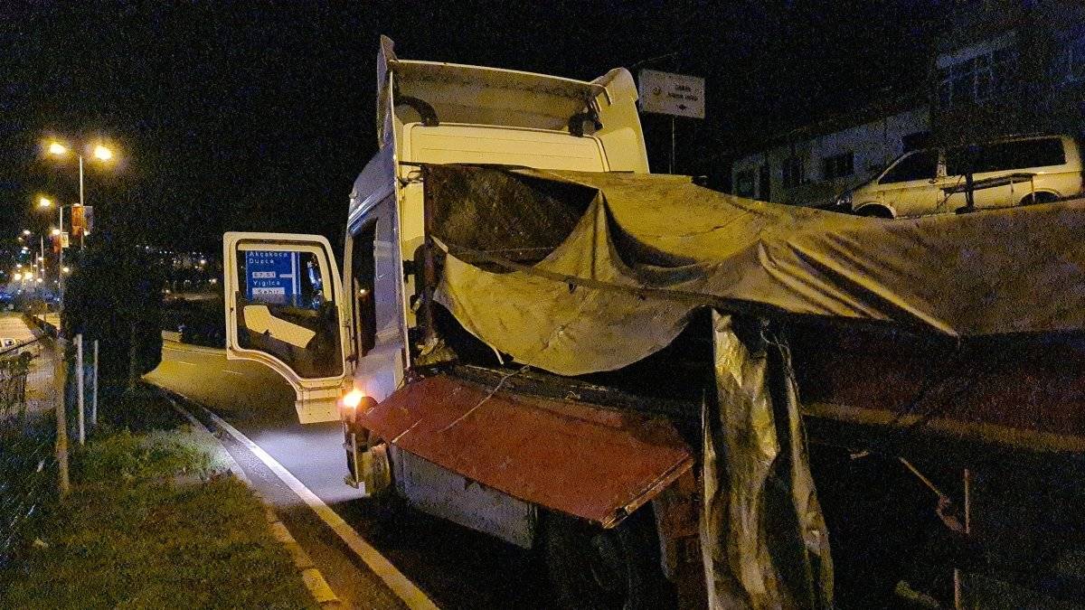 Zonguldak'ta tırın dorsesindeki 10 tonluk saç levhalar yola savruldu