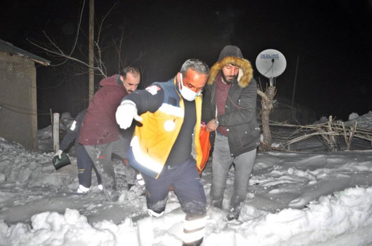 Hakkari'de karlı yolları açıp 76 yaşındaki hastaya ulaştılar