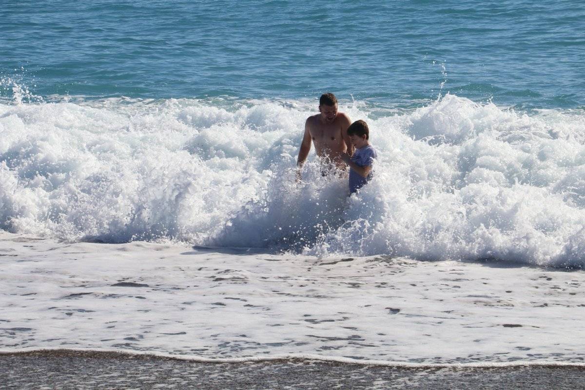 Antalya'da güneşli havanın tadını turistler çıkardı