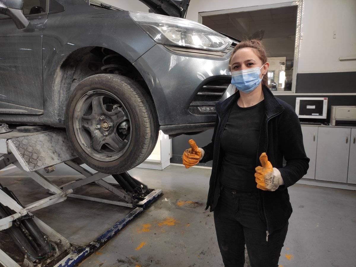Denizli'de üniversite öğrencisi kız, 18 yıldır oto tamirciliği yapıyor