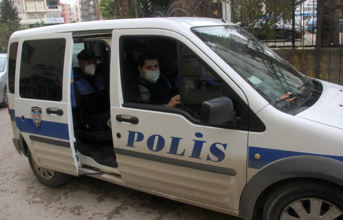 Adana'da evden dışarı çıkamayan engelli genci polis gezdirdi