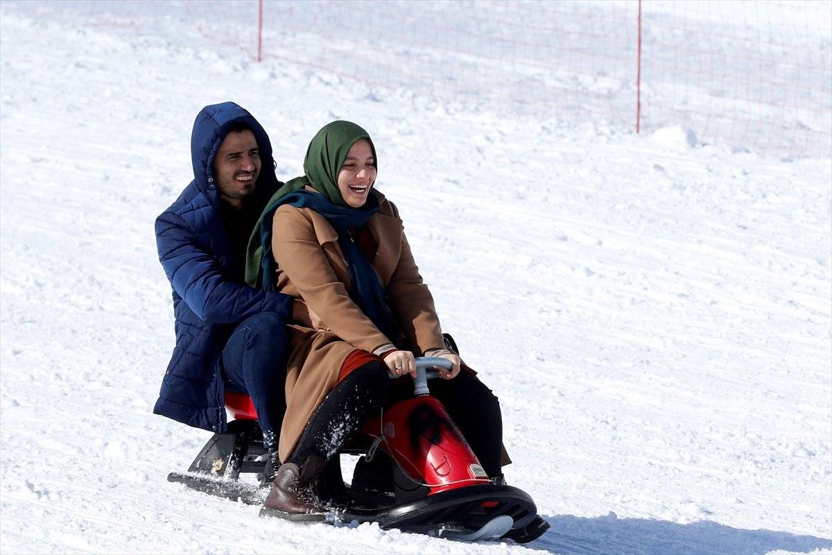 Erciyes Kayak Merkezi'nde hafta sonu yoğunluğu
