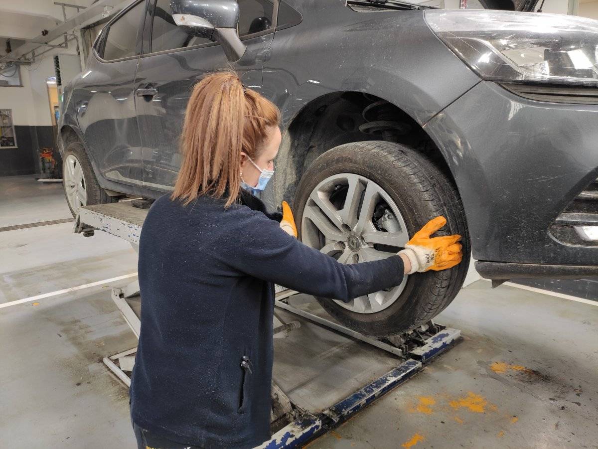 Denizli'de üniversite öğrencisi kız, 18 yıldır oto tamirciliği yapıyor