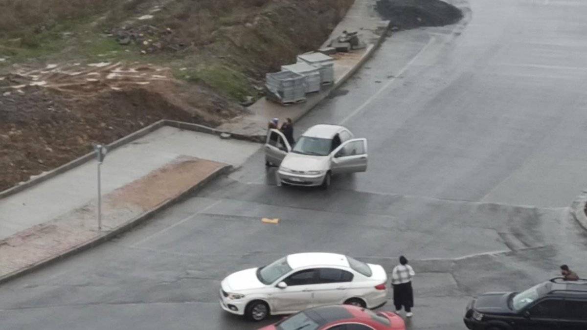 Başakşehir'de kadını zorla aracına bindirmek isteyen adam kamerada