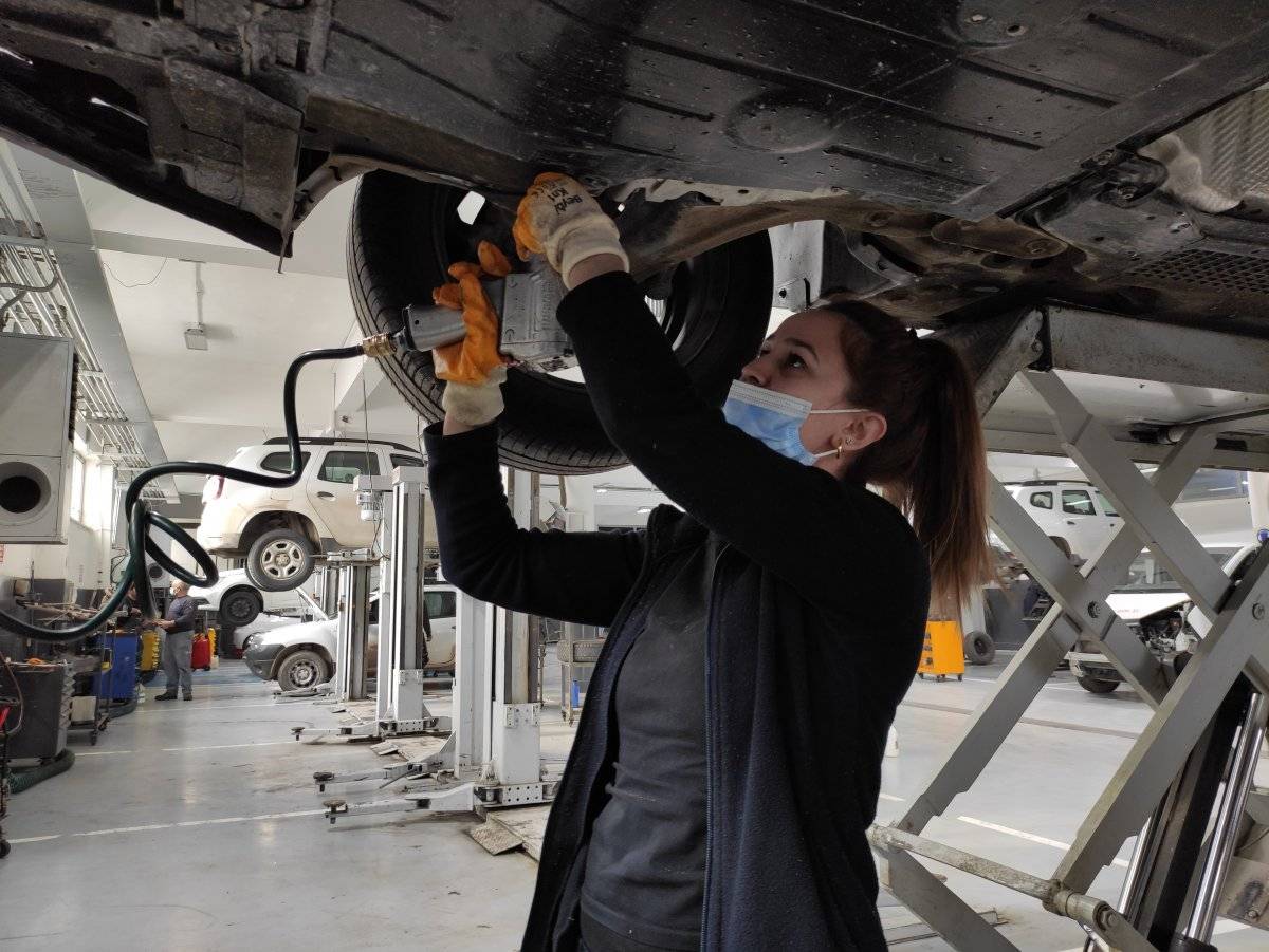 Denizli'de üniversite öğrencisi kız, 18 yıldır oto tamirciliği yapıyor