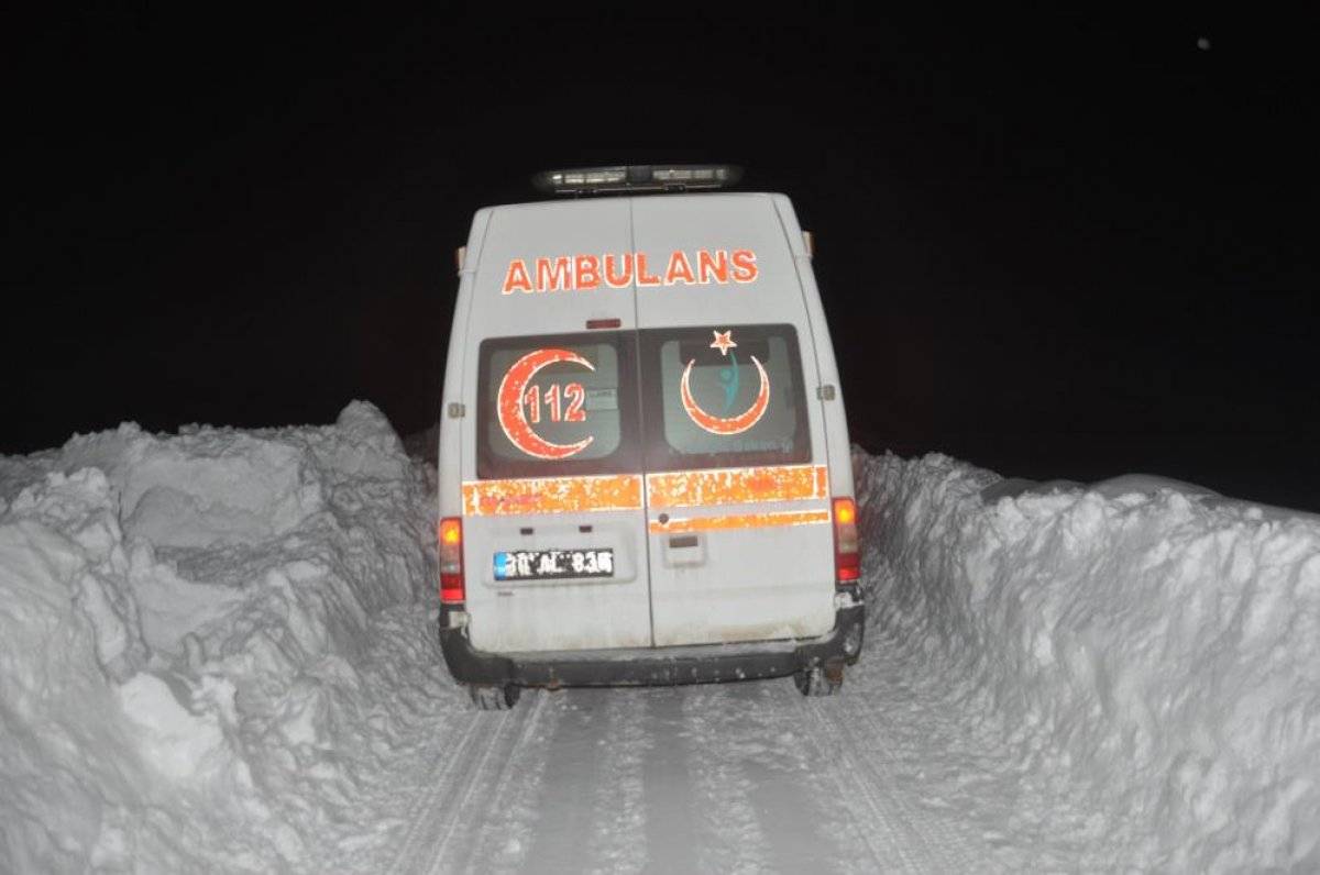 Hakkari'de karlı yolları açıp 76 yaşındaki hastaya ulaştılar