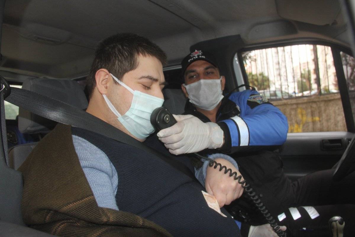 Adana'da evden dışarı çıkamayan engelli genci polis gezdirdi