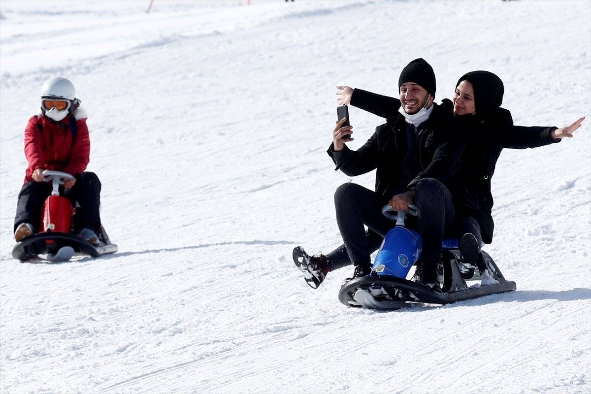 Erciyes Kayak Merkezi'nde hafta sonu yoğunluğu