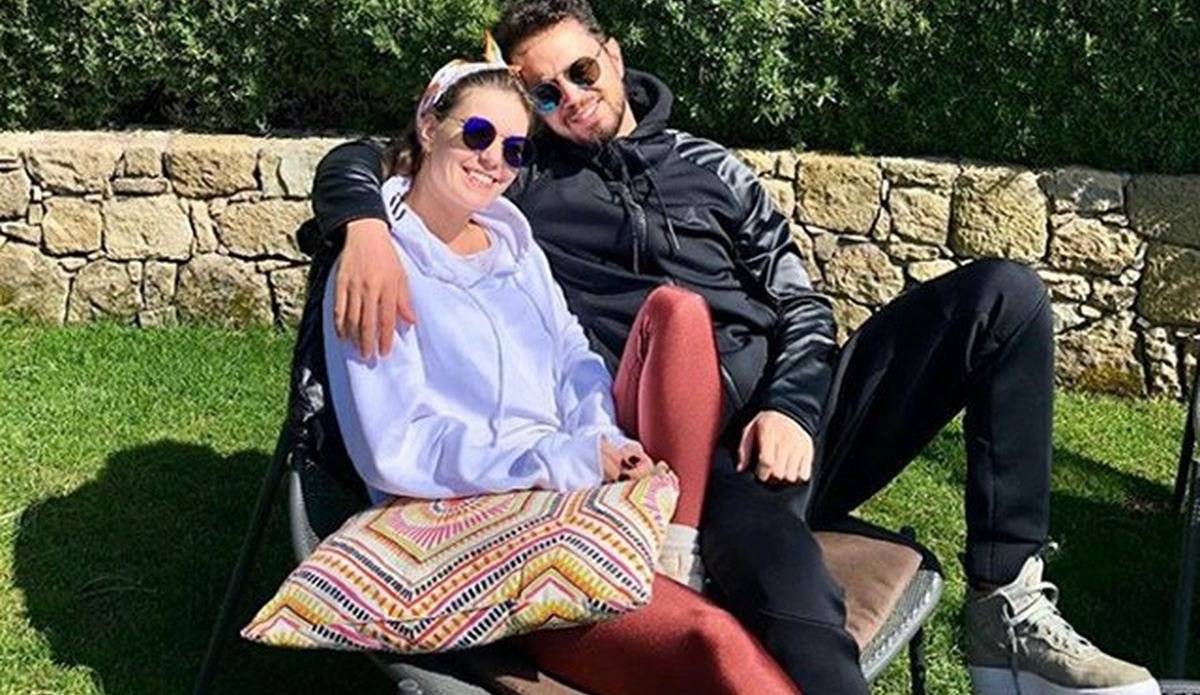 Aslı Enver eski sevgilisi Murat Boz'un fan sayfasını takibe aldı