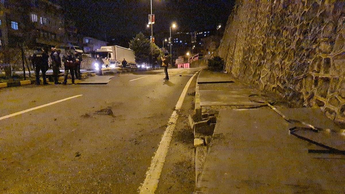 Zonguldak'ta tırın dorsesindeki 10 tonluk saç levhalar yola savruldu