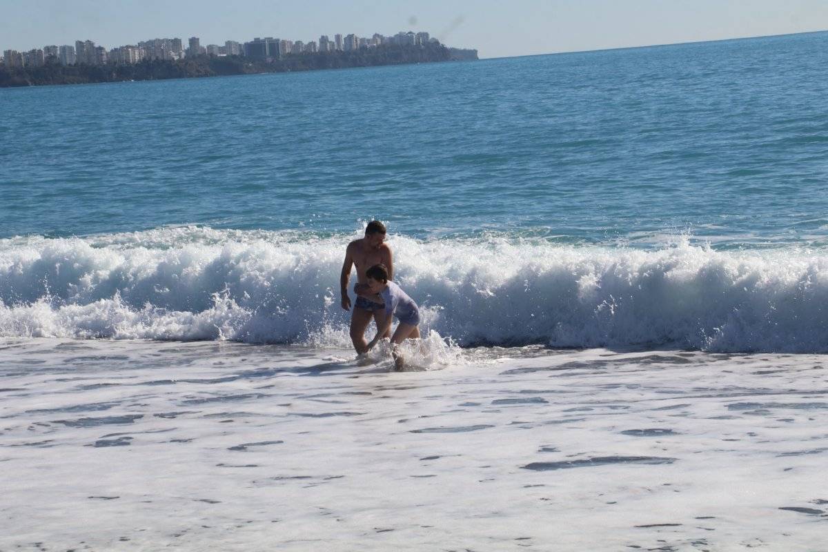 Antalya'da güneşli havanın tadını turistler çıkardı